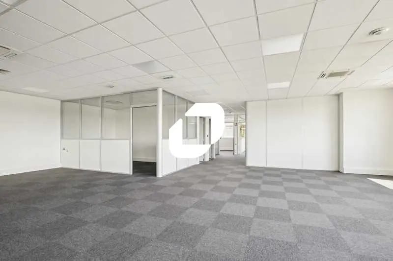 Local d’activités dans La Courneuve à louer - Photo de l’immeuble – Image 3 sur 14