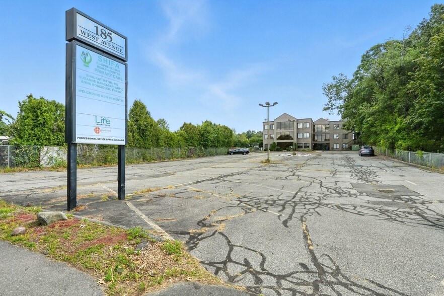 185 West Ave, Ludlow, MA à vendre - Photo de l’immeuble – Image 2 sur 51