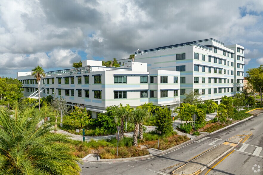 950 NE 124th St, North Miami, FL à louer - Photo de l’immeuble – Image 3 sur 6