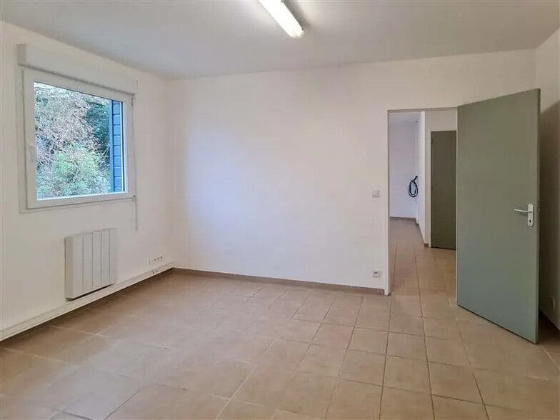 Bureau dans Saint-Guinoux à louer - Photo de l’immeuble – Image 3 sur 3