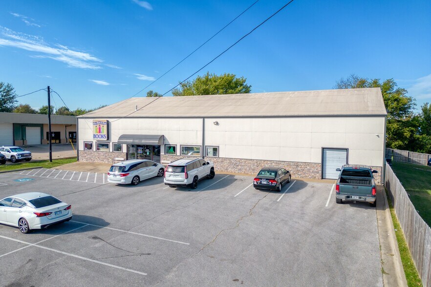 462 E Henri De Tonti Blvd, Springdale, AR à vendre - Photo de l’immeuble – Image 1 sur 41