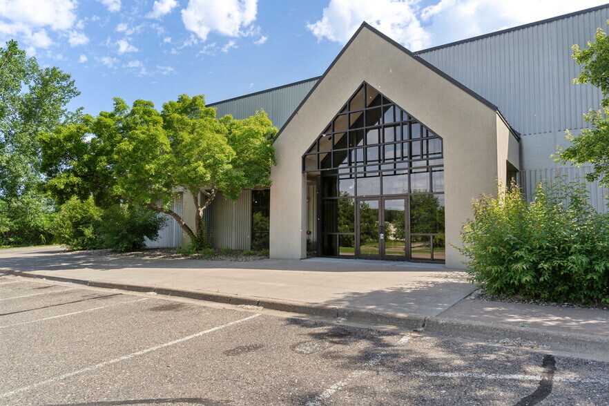 405 Commerce Ct, Vadnais Heights, MN à vendre - Photo de l’immeuble – Image 2 sur 29