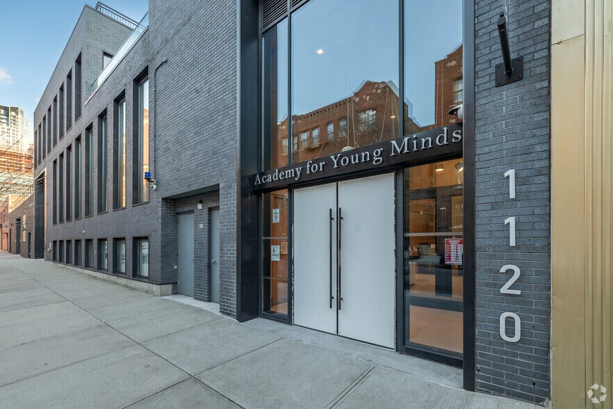 11-20 46th Rd, Long Island City, NY à louer - Photo de l’immeuble – Image 2 sur 10