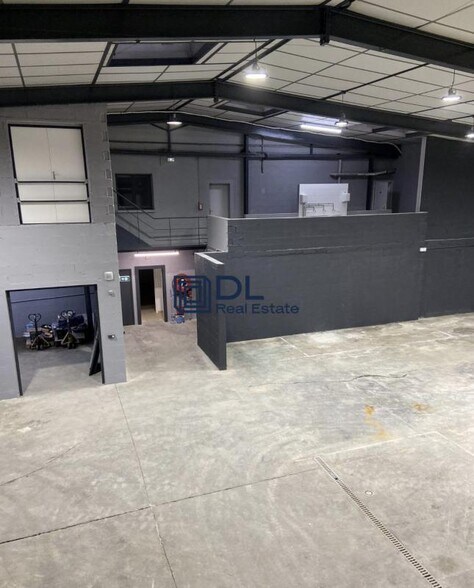 Industriel/Logistique dans Montigny-le-Bretonneux à vendre - Photo intérieure – Image 2 sur 4