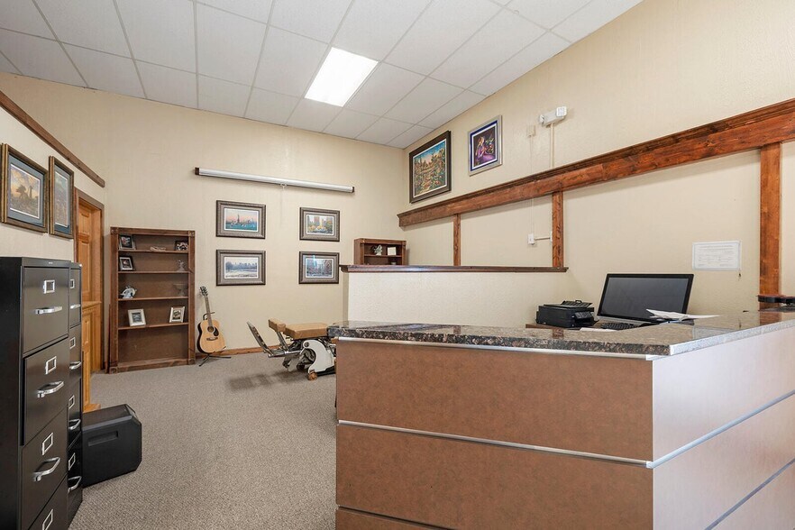 1302 Shull St, Ava, MO à vendre - Photo de l’immeuble – Image 2 sur 13