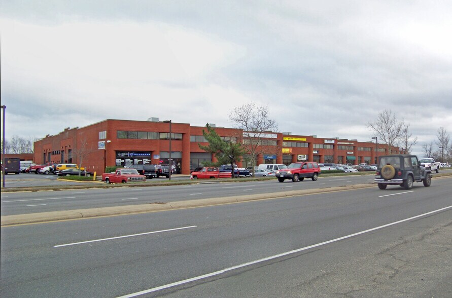 8241 Backlick Rd, Lorton, VA à louer - Photo de l’immeuble – Image 2 sur 7