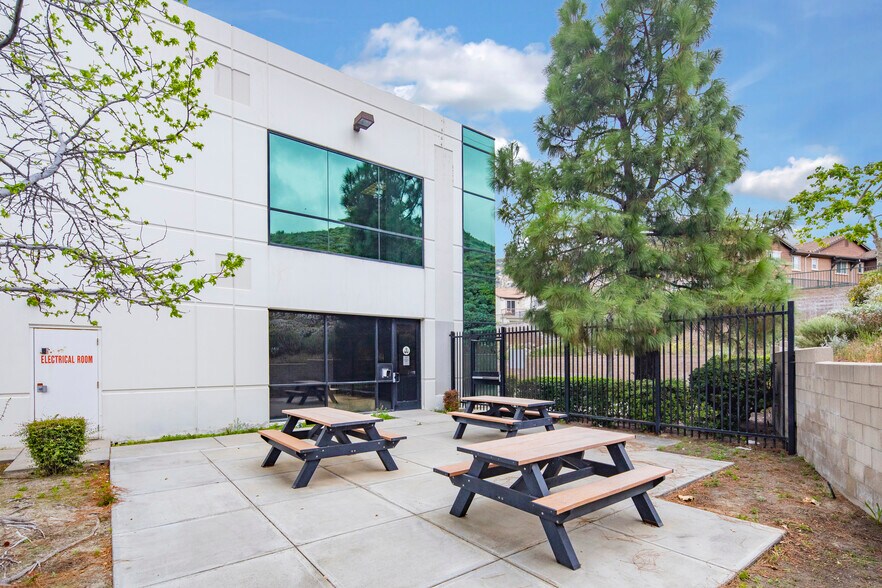 13800 Balboa Blvd, Sylmar, CA à louer - Photo de l’immeuble – Image 3 sur 9