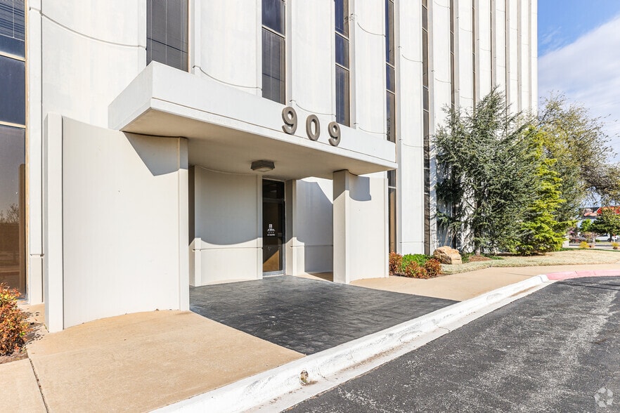 909 S Meridian Ave, Oklahoma City, OK à louer - Photo de l’immeuble – Image 2 sur 8