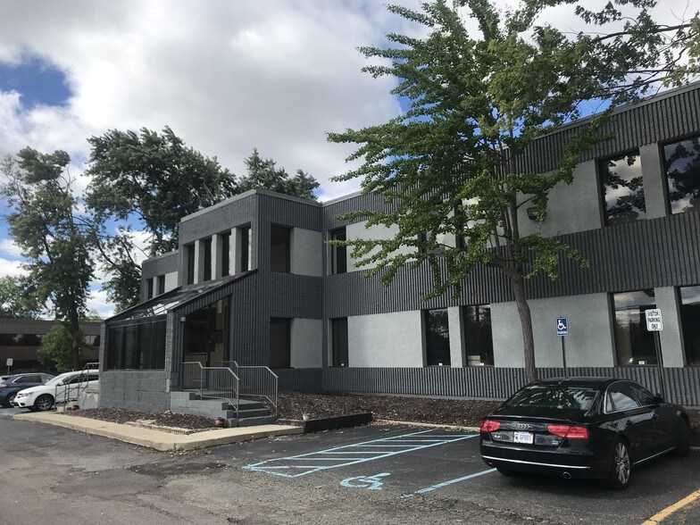 30680 Montpelier Dr, Madison Heights, MI à louer - Photo de l’immeuble – Image 1 sur 4