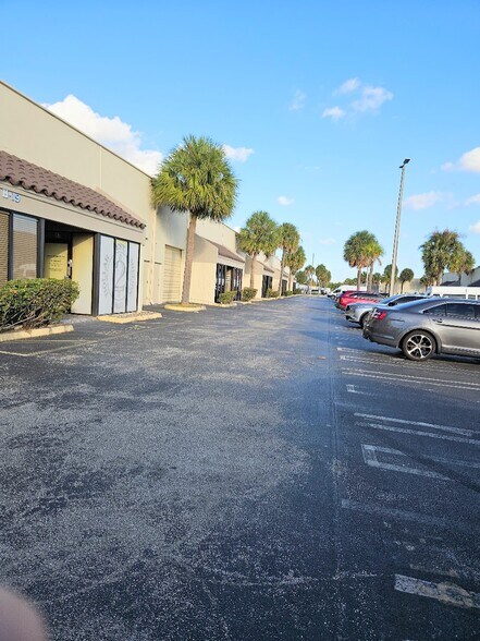 6187 NW 167th St, Miami Lakes, FL à vendre - Photo de l’immeuble – Image 2 sur 17