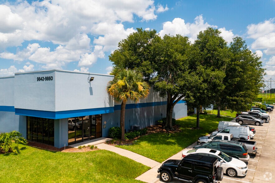 9824-9840 Currie Davis Dr, Tampa, FL à louer - Photo de l’immeuble – Image 3 sur 4