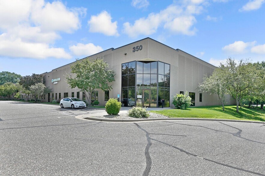 350 73rd Ave NE, Fridley, MN à louer - Photo de l’immeuble – Image 1 sur 8