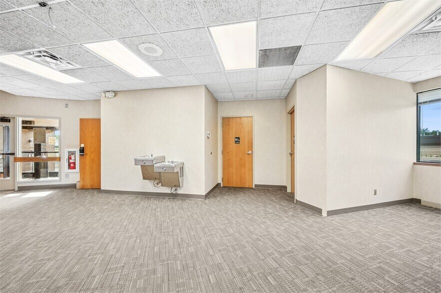 11550 NW Robinson Dr, Minneapolis, MN à vendre - Photo de l’immeuble – Image 3 sur 9