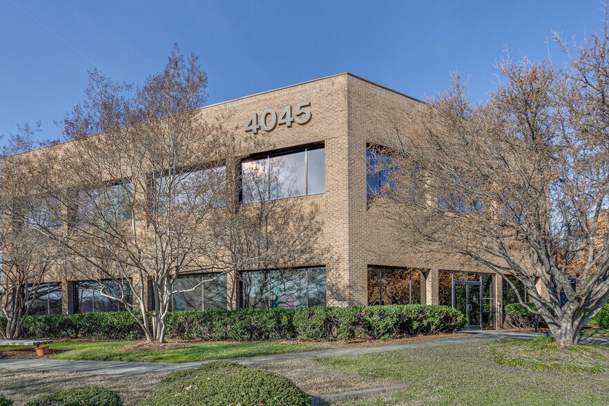4025 University Pky, Winston-Salem, NC à louer - Photo principale – Image 1 sur 40
