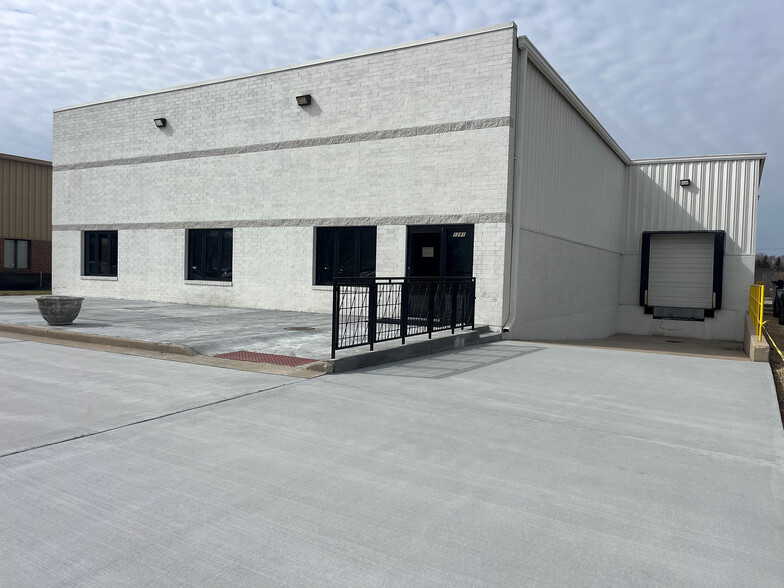 1281 N Raddant Rd, Batavia, IL à louer - Photo de l’immeuble – Image 2 sur 10