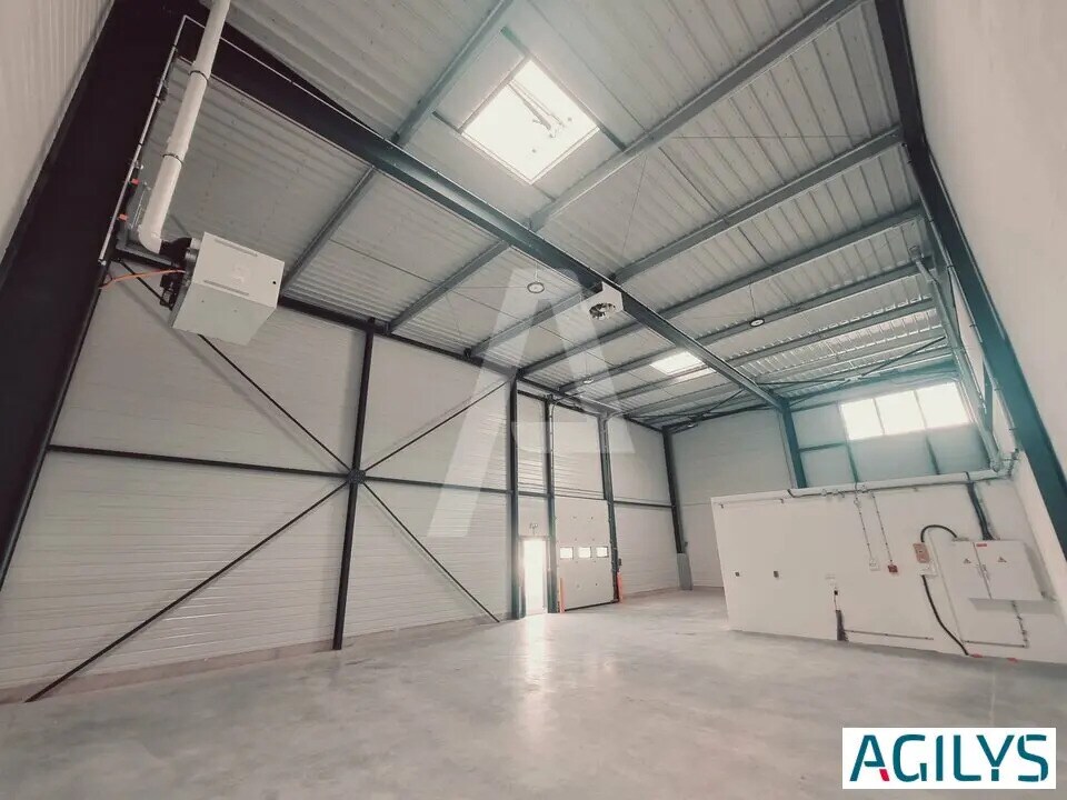 Local d’activités dans Savigny-le-Temple à louer Photo de l’immeuble– Image 1 sur 10