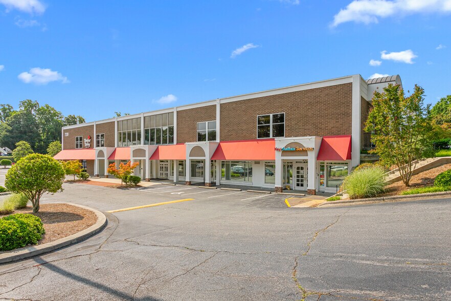 710 Coliseum Dr, Winston-Salem, NC à louer - Photo de l’immeuble – Image 3 sur 7