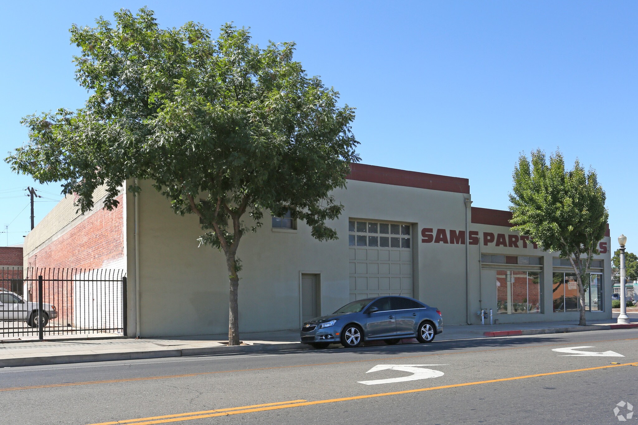 16 N Yosemite Ave, Fresno, CA à vendre Photo de l’immeuble– Image 1 sur 5