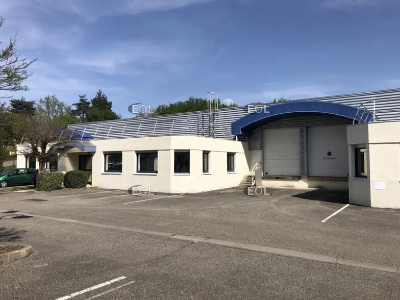 Local d’activités dans Saint-Genis-Laval à louer - Photo de l’immeuble – Image 2 sur 16