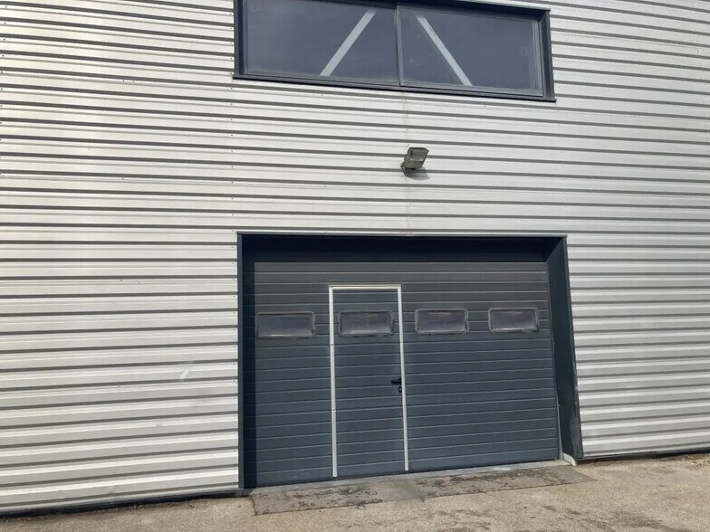 Local d’activités dans Six-Fours-les-Plages à louer - Photo de l’immeuble – Image 2 sur 9