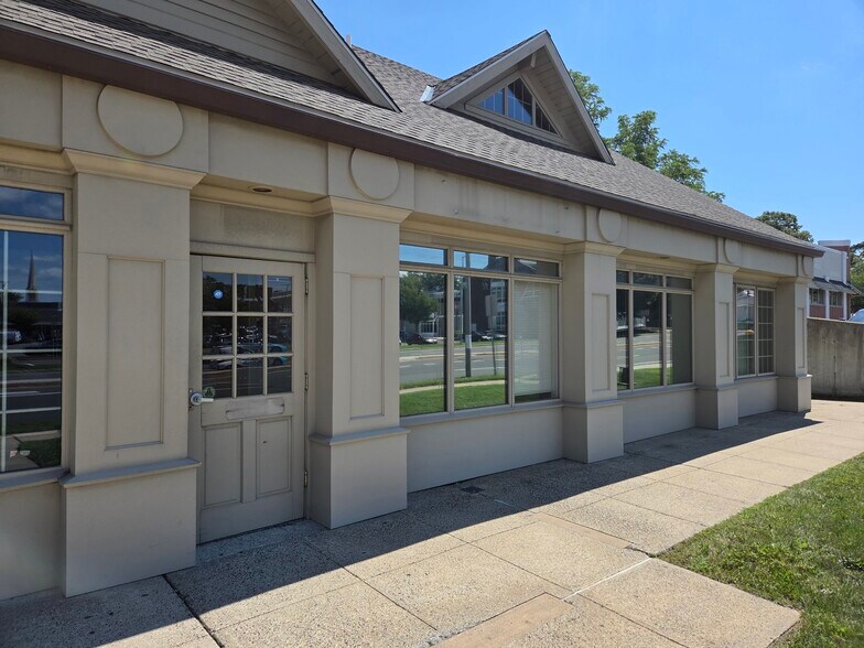 339 Hemingway Ave, East Haven, CT à louer - Photo de l’immeuble – Image 3 sur 8