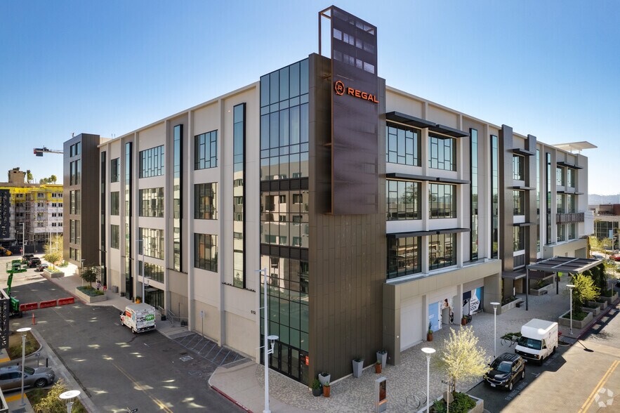 6150 Laurel Canyon Blvd, North Hollywood, CA à louer - Photo de l’immeuble – Image 3 sur 8