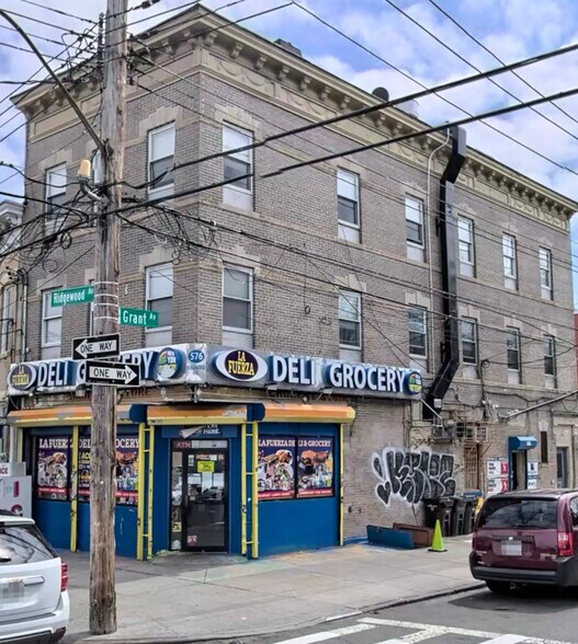 576 Ridgewood Ave, Brooklyn, NY à louer - Photo de l’immeuble – Image 2 sur 15