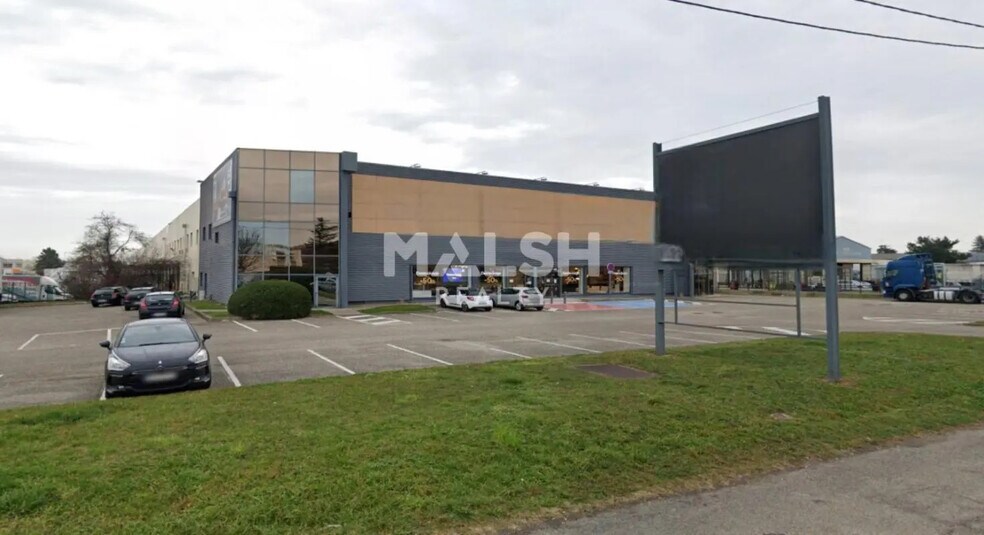 Local commercial dans Saint-Bonnet-de-Mure à louer - Photo de l’immeuble – Image 2 sur 7