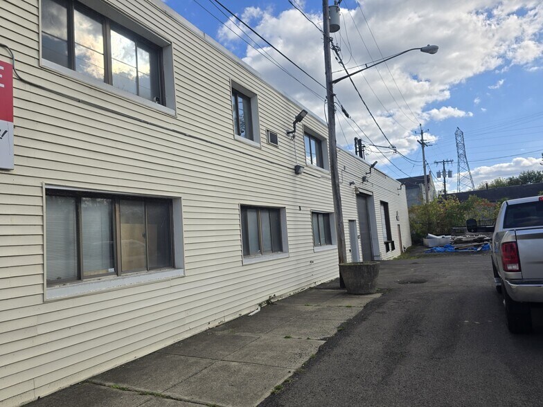 2103 MacKenna Ave, Niagara Falls, NY à vendre - Photo de l’immeuble – Image 3 sur 23