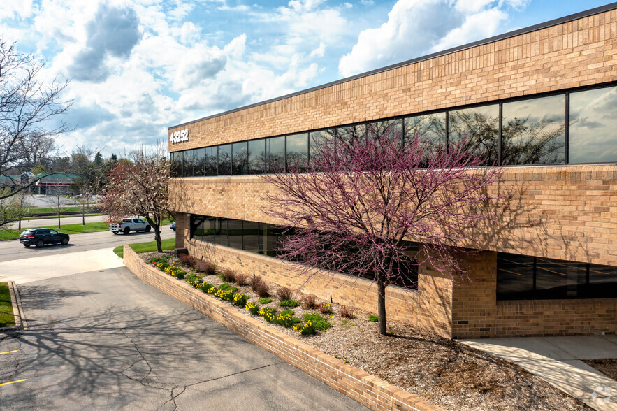 43252 Woodward Ave, Bloomfield Hills, MI à louer - Photo de l’immeuble – Image 1 sur 4