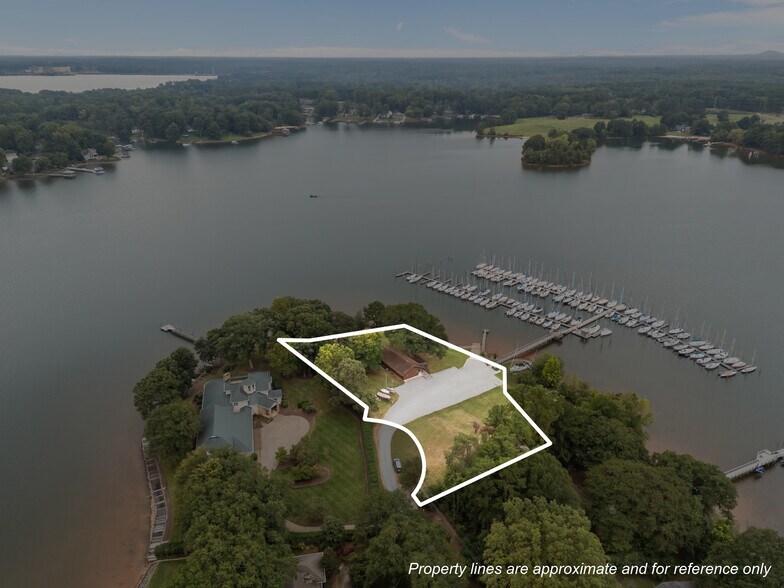 1887 & 1890 Yacht Club Drive, Denver, NC portefeuille de 2 biens à vendre sur LoopNet.fr - Photo de l’immeuble – Image 2 sur 33