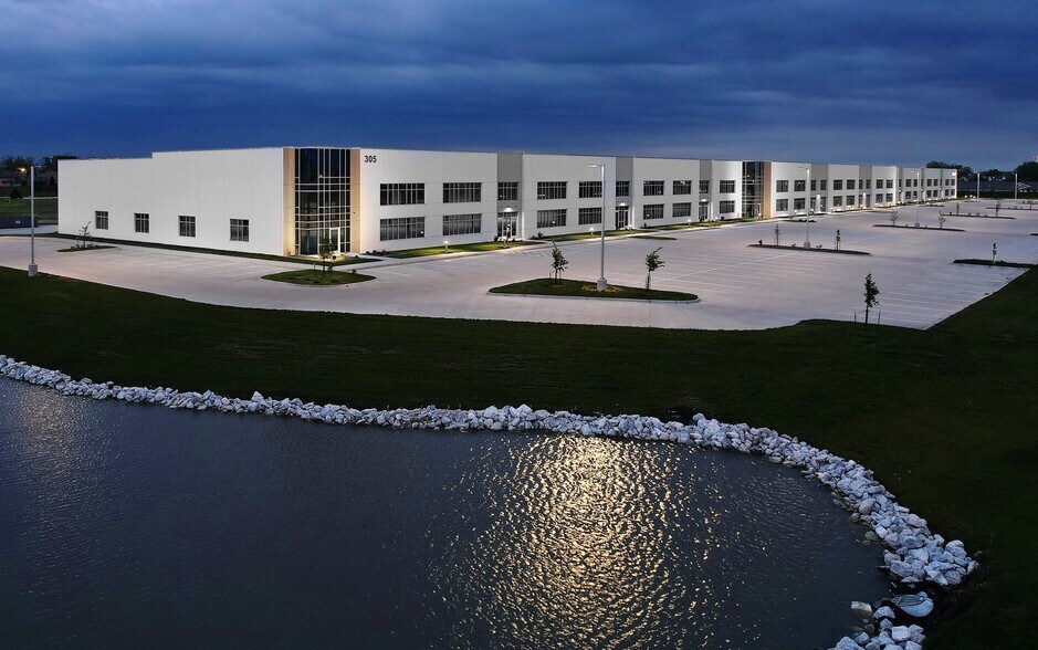 305 Adventureland Drive NW, Altoona, IA à louer - Photo de l’immeuble – Image 2 sur 11