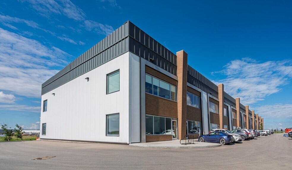 12318 Barlow Trl NE, Calgary, AB à vendre - Photo de l’immeuble – Image 3 sur 6