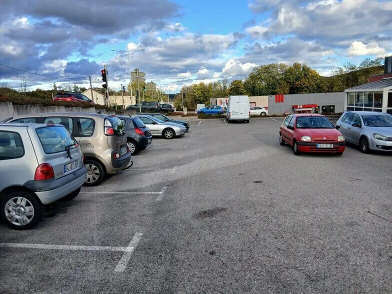 Local d’activités dans Chalezeule à louer - Photo de l’immeuble – Image 3 sur 4