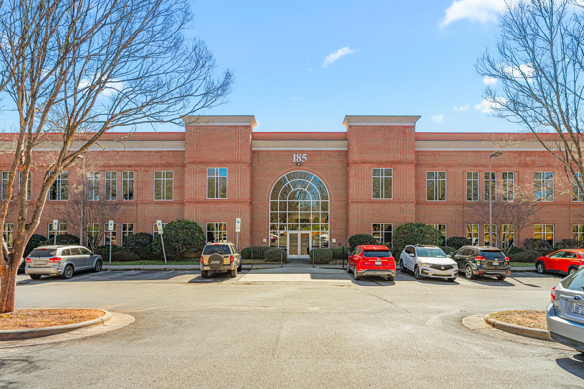 185 Kimel Park Dr, Winston-Salem, NC à louer Photo principale– Image 1 sur 12