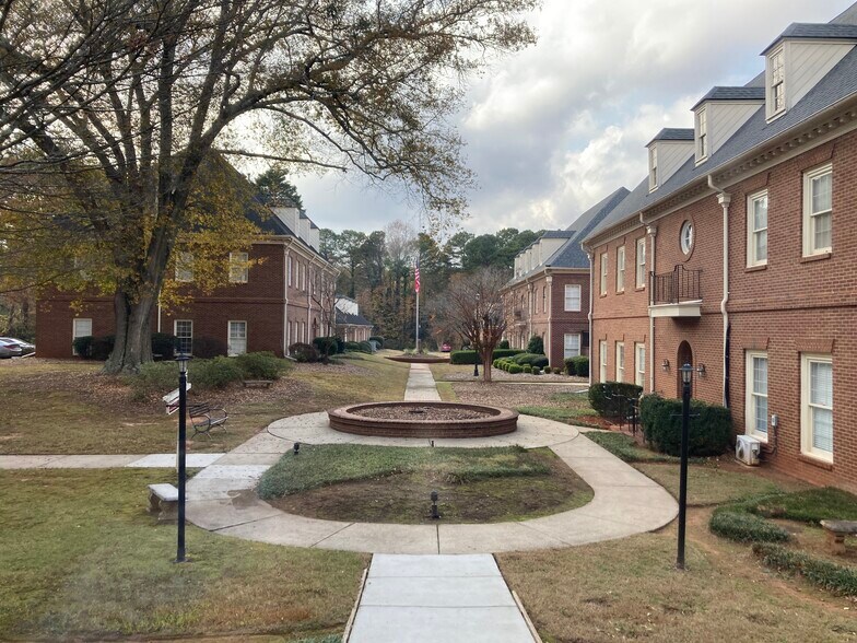 11099 Houze Rd, Roswell, GA à louer - Photo de l’immeuble – Image 2 sur 7