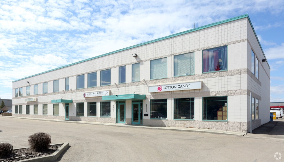 8216 43 St NW, Edmonton, AB à louer - Photo de l’immeuble – Image 2 sur 6
