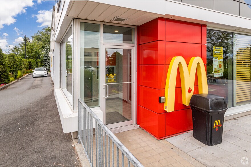 2180 Boul Des Laurentides, Laval, QC à louer - Photo de l’immeuble – Image 3 sur 4