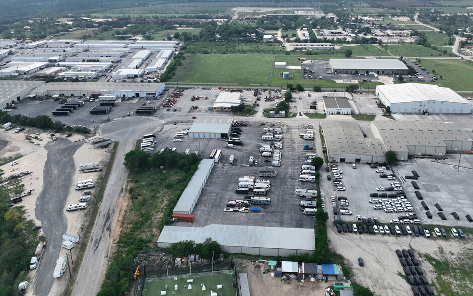 8124 Bracken Crk, San Antonio, TX à louer - Photo de l’immeuble – Image 2 sur 7