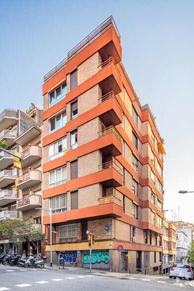 Immeuble residentiel dans Barcelone, Barcelona à vendre - Photo principale – Image 1 sur 1