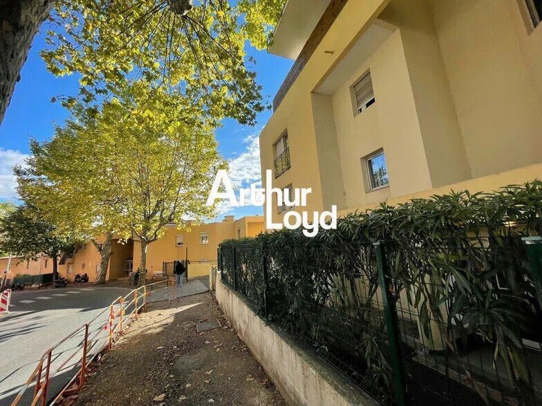 Bureau dans Grasse à vendre - Photo de l’immeuble – Image 1 sur 8