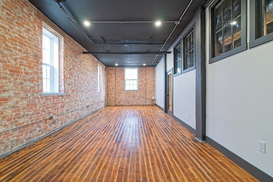 101 W Broadway St, Tipp City, OH à louer - Photo de l’immeuble – Image 3 sur 5