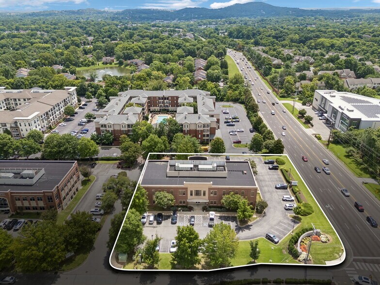 301 Seven Springs Way, Brentwood, TN à louer - Photo de l’immeuble – Image 2 sur 13