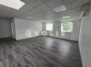 11 Avenue Des 2 Lacs, Villejust à louer Photo intérieure– Image 2 sur 3
