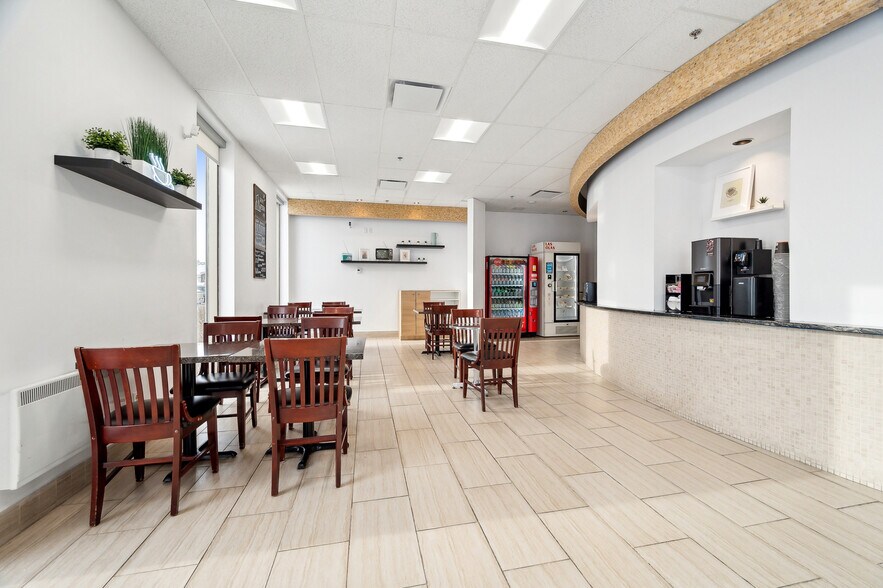 7980-8020 Boul Langelier, Saint-leonard, QC à louer - Photo intérieure – Image 2 sur 7