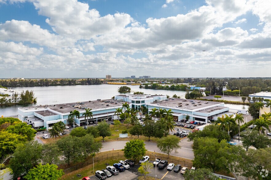 1800 NW 89th Pl, Miami, FL à louer - Photo de l’immeuble – Image 1 sur 50