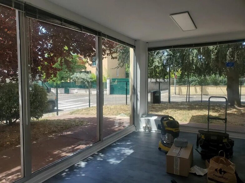 Bureau dans Bron à louer - Photo de l’immeuble – Image 1 sur 5
