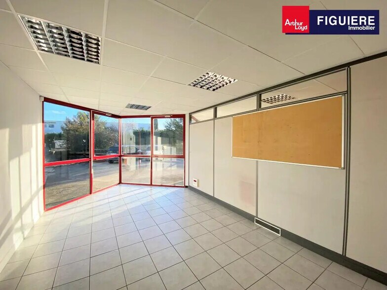 8 Rue André Marie Ampère, Velaux à louer - Photo de l’immeuble – Image 3 sur 11