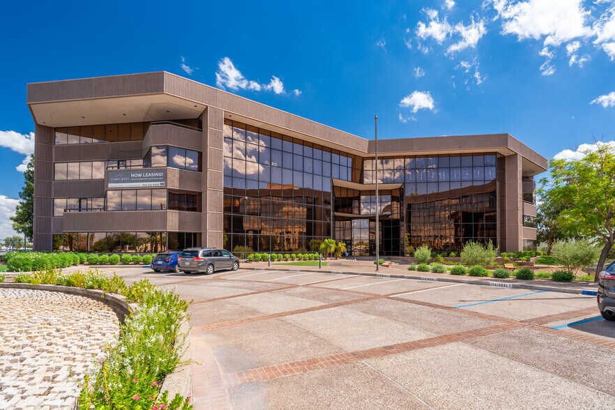 2001 W Camelback Rd, Phoenix, AZ à louer - Photo de l’immeuble – Image 1 sur 5