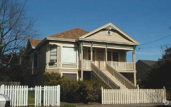 621 Cherry St, Santa Rosa, CA à louer Photo principale– Image 1 sur 3